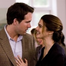 Ryan Reynolds con Rache Weisz in una scena di Certamente, forse