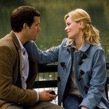 Ryan Reynolds e Elizabeth Banks in una scena di Certamente, forse