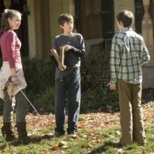 Sarah Bolger e Freddie Highmore in una sequenza de Le cronache di Spiderwick