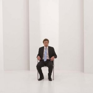 Simon Baker in una scena della commedia Tutti i numeri del sesso