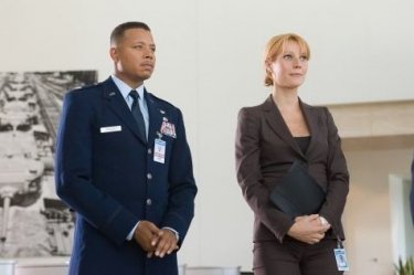 Terrence Howard con Gwyneth Paltrow in una sequenza di Iron Man