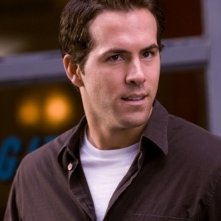 Un primo piano di Ryan Reynolds in Certamente, forse