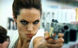 Una minacciosa Angelina Jolie in Wanted