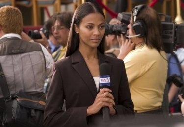 Zoe Saldana in una scena di Prospettive di un delitto