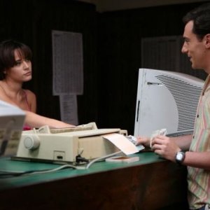 Elio Germano e Laura Chiatti in una sequenza del film Il mattino ha l'oro in bocca