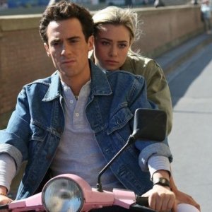 Elio Germano e Martina Stella in una sequenza del film Il mattino ha l'oro in bocca