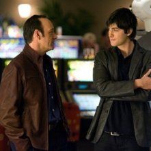 Kevin Spacey e Jim Sturgess in una sequenza di 21