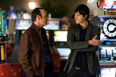 Kevin Spacey e Jim Sturgess in una sequenza di 21