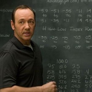 Kevin Spacey in una sequenza di 21