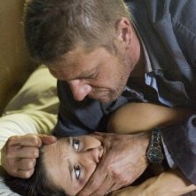 Sean Bean minaccia la sua vittima Sophia Bush in una scena di The Hitcher
