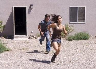 Sophia Bush e Zachary Knighton in una scena di The Hitcher