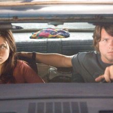 Zachary Knighton con Sophia Bush in una scena di The Hitcher