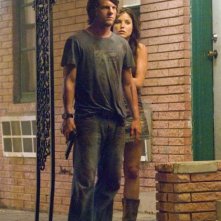 Zachary Knighton e Sophia Bush insieme in una scena di The Hitcher