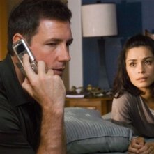 Edward Burns e Shannyn Sossamon in una scena di Chiamata senza risposta