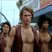 David Harris, Michael Beck, Brian Tyler e Deborah Van Valkenburgh in una scena de I GUERRIERI DELLA NOTTE