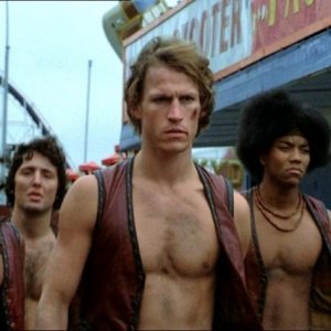 David Harris, Michael Beck, Brian Tyler e Deborah Van Valkenburgh in una scena de I GUERRIERI DELLA NOTTE