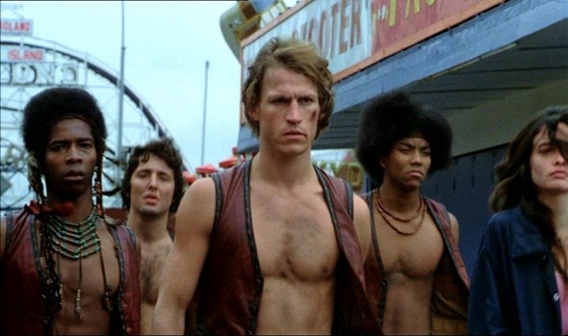 David Harris, Michael Beck, Brian Tyler e Deborah Van Valkenburgh in una scena de I GUERRIERI DELLA NOTTE