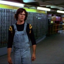 Konrad Sheehan in una scena de I GUERRIERI DELLA NOTTE