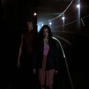 Michael Beck e Deborah Van Valkenburgh in una sequenza de I GUERRIERI DELLA NOTTE