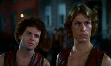 Thomas G. Waites e Michael Beck in una scena de I GUERRIERI DELLA NOTTE