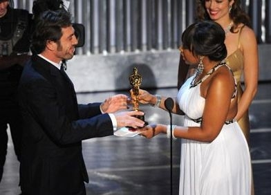 Academy Awards 2008 Javier Bardem Riceve Da Jennifer Hudson L Oscar Come Miglior Attore Non Protagonista Per Il Suo Ruolo In Non E Un Paese Per Vecchi 54416