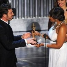 Academy Awards 2008 Javier Bardem Riceve Da Jennifer Hudson L Oscar Come Miglior Attore Non Protagonista Per Il Suo Ruolo In Non E Un Paese Per Vecchi 54416