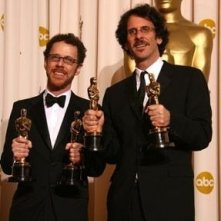 Academy Awards 2008: Joel ed Ethan Coen, vincitori delle statuette per la sceneggiatura, la regia e per il miglior film con Non è un paese per vecchi.