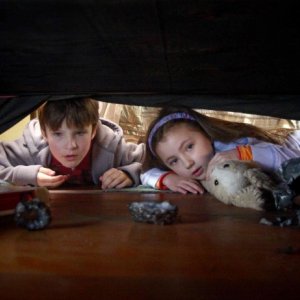 Chris O'Neil e Rhiannon Leigh Wryn in una sequenza del film Mimzy - Il segreto dell'universo