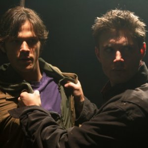 Jared Padalecki e Jensen Ackles discutono nel pilot di Supernatural