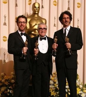 Oscar 2008 Martin Scorsese Insieme A Joel Ed Ethan Coen Vincitori Delle Statuette Per La Sceneggiatura La Regia E Per Il Miglior Film Con Non E Un Paese Per Vecchi 54424
