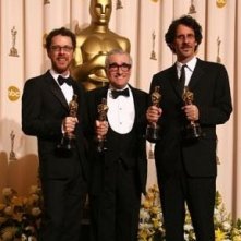 Oscar 2008: Martin Scorsese insieme a Joel ed Ethan Coen, vincitori delle statuette per la sceneggiatura, la regia e per il miglior film con Non è un paese per vecchi.