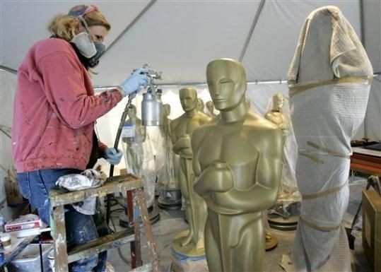 Una Decoratrice Alle Prese Con Una Delle Statue Per L Esterno Del Kodak Theatre Per Gli Ottantesimi Academy Awards 2008 54379