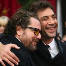 Javier Bardem abbraccia Julian Schnabel sul red carpet  degli 80° Academy Awards.
