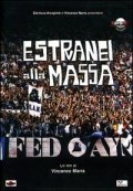La locandina di Estranei alla massa