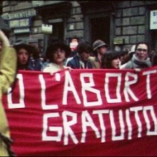 Manifestazioni a favore dell'aborto in una sequenza del film Vogliamo anche le rose