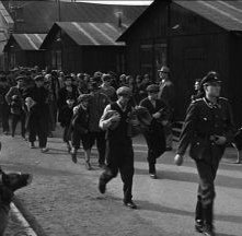 Prigionieri ebrei scortati dai nazisti in Schindler's List