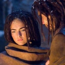 Steven Strait e Camilla Belle in una sequenza del film 10,000 AC