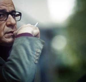 Toni Servillo durante le riprese di Le conseguenze dell'amore