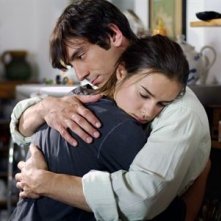 Kasia Smutniak con Marco Foschi in una sequenza del film Nelle tue mani