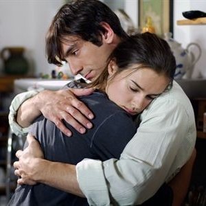 Kasia Smutniak con Marco Foschi in una sequenza del film Nelle tue mani