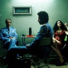 Sasson Gabai, Saleh Bakri e Ronit Elkabetz in una scena del film La banda