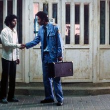 Shlomi Avraham e Saleh Bakri in una scena del film La banda, diretto da Eran Kolirin