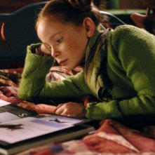 La piccola Bertille Noël-Bruneau in una scena del film La volpe e la bambina