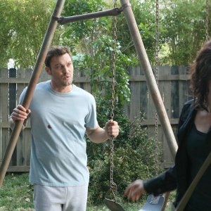 Brian Austin Green e Lena Headey in 'The Demon Hand', settimo episodio di Sarah Connor Chronicles