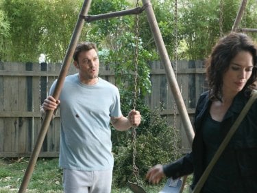 Brian Austin Green e Lena Headey in 'The Demon Hand', settimo episodio di Sarah Connor Chronicles