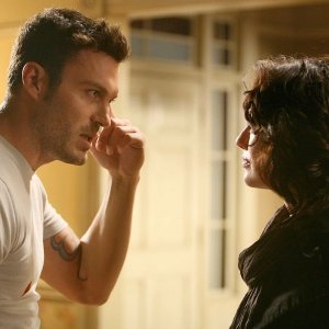 Brian Austin Green e Lena Headey in una scena di 'The Demon Hand', settimo episodio di Sarah Connor Chronicles