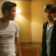 Brian Austin Green E Thomas Dekker In Una Scena Di The Demon Hand Settimo Episodio Di Sarah Connor Chronicles 55873