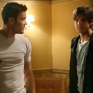 Brian Austin Green e Thomas Dekker in una scena di 'The Demon Hand', settimo episodio di Sarah Connor Chronicles