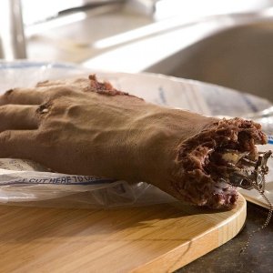 La mano di un terminator in 'The Demon Hand', settimo episodio di Sarah Connor Chronicles