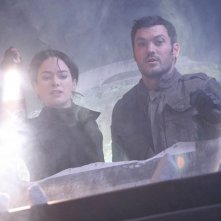 Lena Headey e Brian Austin Green in una scena di 'Vick's Chip', ottavo episodio di Sarah Connor Chronicles